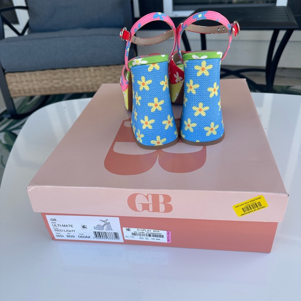 FLOWER POWER…..GB platform heels size 6 and like new! Bright multi-colored. - Picture 7 of 10